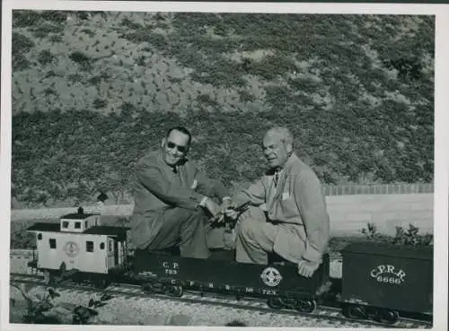 Foto Filmproduzenten Hal Wallis und Walter Wanger, Spielzeugeisenbahn