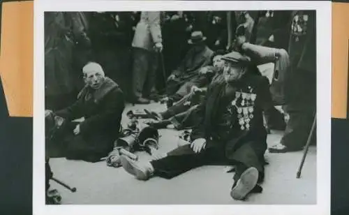 Foto Französische Schwerkriegsbeschädigte demonstrieren in Paris, Veteran