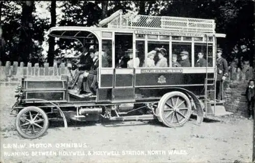 Ak L&N.W. Motor-Omnibus zwischen Holywell und Holywell Station, Nordwales