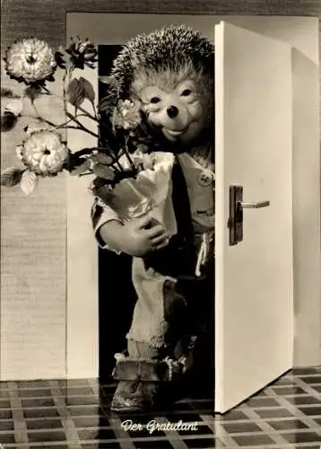 Ak Mecki der Igel, Der Gratulant, Blume, Blumentopf, Geschenk