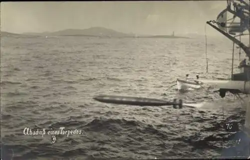 Foto Ak Deutsches Kriegsschiff, Abschuss eines Torpedos, Kaiserliche Marine