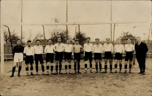 Foto Ak Fußballmannschaft, Gruppenaufnahme vor dem Tor