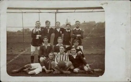 Foto Ak Fußballmannschaft, Gruppenaufnahme vor dem Tor