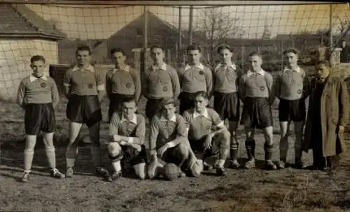 Foto Ak Fußballmannschaft, Gruppenaufnahme vor dem Tor