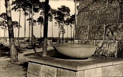 Ak Halbe im Kreis Dahme Spreewald, Denkmal auf dem Waldfriedhof, Die Toten mahnen