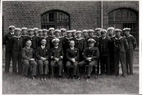 Foto Ak Mürwik Flensburg, Navigationsschule, Marineschule, Gruppenbild, Uniformen, Gustav Nevermann