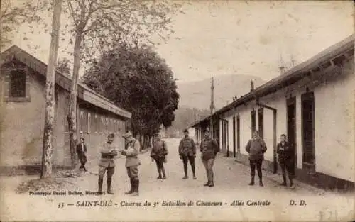 Ak Saint Dié des Vosges, Caserne du 3e Bataillon de Chasseurs, Allee Centrale