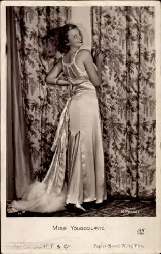 Ak Miss Yougoslavie, Frauenportrait, Kleid, Vorhang, Model