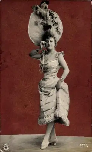 Ak Frau im Kostüm, Rüschenkleid, großer Hut, Monokel