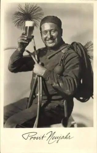 Ak Fröhliches Neujahr, Schornsteinfeger mit Ausrüstung und Bierglas