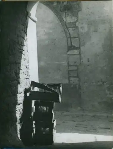 Foto Gestapelte Holzkisten an einer Mauer