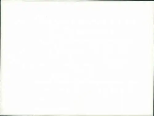 Foto Gestapelte Holzkisten an einer Mauer