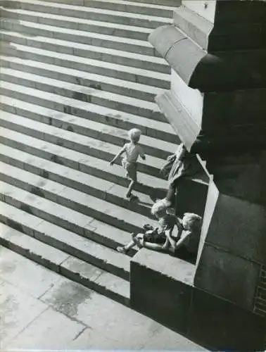 Foto Kinder auf einer großen Treppe