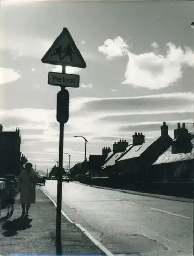 Foto Partie in einer Ortschaft, Straßenschild, 1975