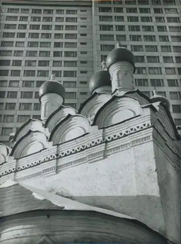 Foto Moskau Russland, Kirche St. Simeon vor einem Hochhaus