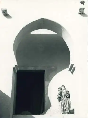 Foto Jungen vor einem Haus, 1975