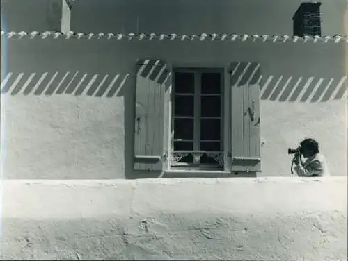 Foto Mann fotografiert ein Fenster