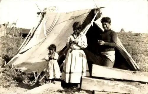 Foto Ak Südamerika, Personen vor einem Zelt, 1911