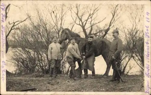 Foto Ak Deutsche Soldaten in Uniformen, Schmied, Hufeisen, I. WK