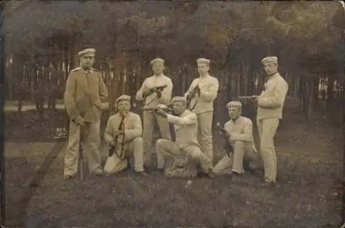 Foto Ak Deutsche Soldaten in Uniformen, Gewehr, Gruppenbild