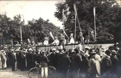 Foto Ak Fest, Festzug, Menschen im Boot, Ruder, Fahrrad, Zuschauer