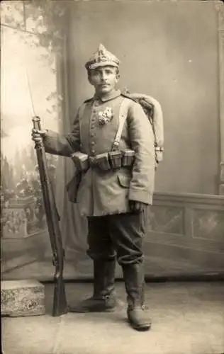 Foto Ak Deutscher Soldat in Uniform, Gewehr, Standportrait, Kaiserzeit
