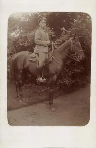 Foto Ak Deutscher Soldat in Uniform auf einem Pferd