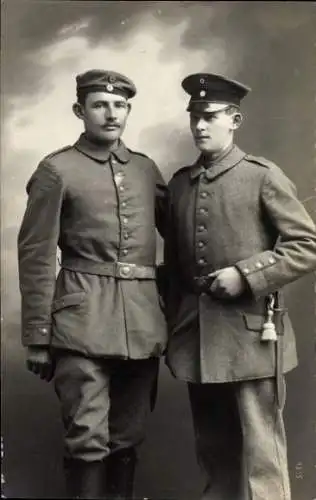 Foto Ak München Bayern, Zwei deutsche Soldaten in Uniformen, I WK