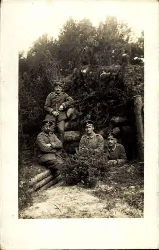 Foto Ak Deutsche Soldaten in Uniformen vor einem Unterstand