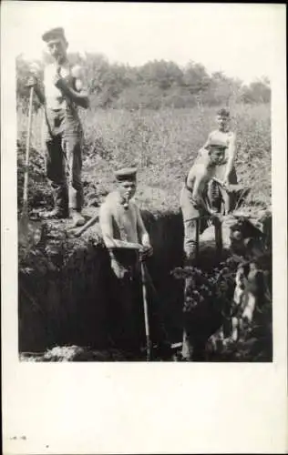 Foto Ak Deutsche Soldaten in Uniformen beim Bau von einem Schützengraben, I WK
