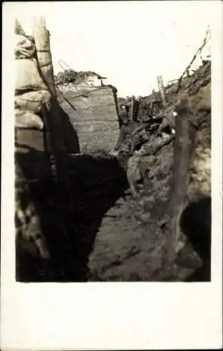 Foto Ak Deutsche Soldaten in Uniformen im Schützengraben, I WK