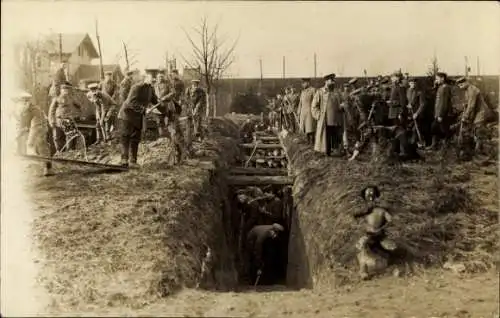 Foto Ak Deutsche Soldaten in Uniformen, Schützengraben, I WK