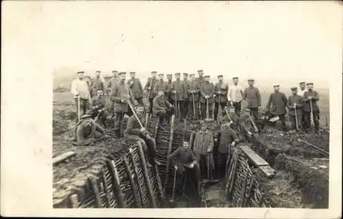 Foto Ak Deutsche Soldaten in Uniformen, Gruppenaufnahme, Schützengraben, I WK