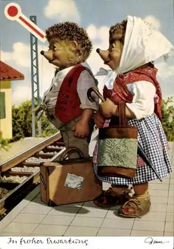 Ak Mecki der Igel, In froher Erwartung, Mecki und Igelfrau am Bahnhof