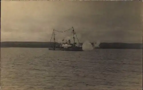 Foto Ak Deutsches Kriegsschiff feuert Salutschüsse ab, Kaiserliche Marine