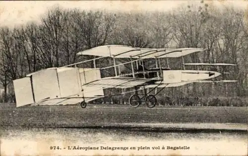 AK Das Delagrange-Flugzeug im vollen Flug bei Bagatelle