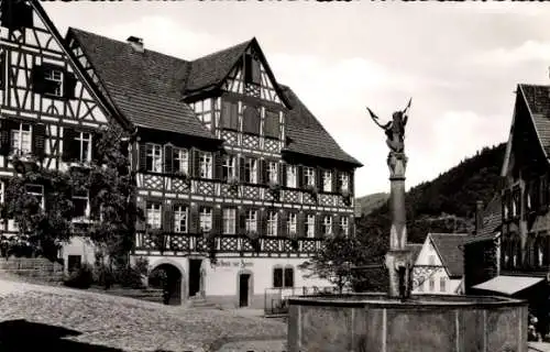 Ak Schiltach im Schwarzwald, Marktplatz, Fachwerkhäuser, Brunnen