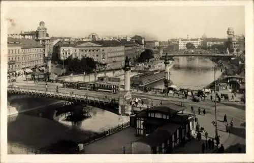 Foto Ak Wien 1. Innere Stadt Österreich, Kai, Brücke, Flusspartie, Passanten
