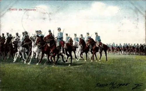 Ak Défilé de Hussards, Französische Husaren auf Pferde, Parade