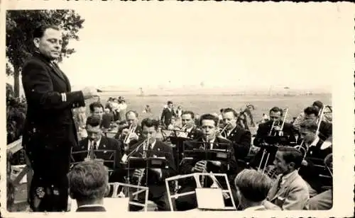 Foto Orchester mit Dirigent, Blasinstrumente