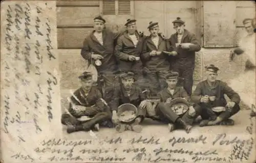 Foto Ak Seeleute in Uniformen, Matrosen