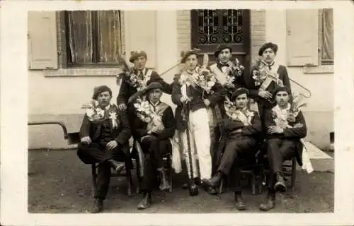 Foto Ak Gruppenaufnahme von Männern mit Blumen, Schützen ?