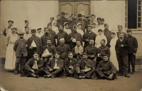 Foto Ak Verwundete Französische Soldaten in Uniformen, Lazarett, Gruppenaufnahme