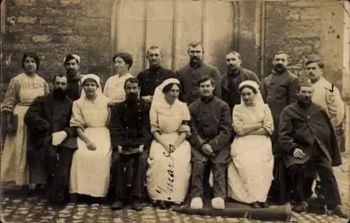 Foto Ak Verwundete Französische Soldaten in Uniformen mit Krankenschwestern, I WK
