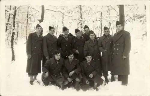 Foto Ak Französische Soldaten in Mänteln im Schnee, 1952