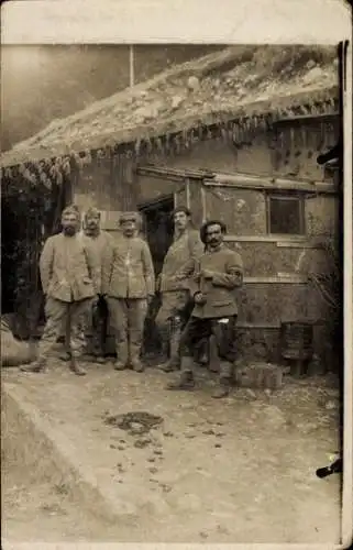 Foto Ak Französische Soldaten vor einem Haus
