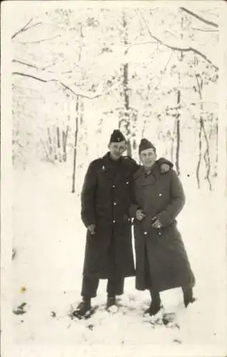 Foto Ak Zwei französische Soldaten in Uniformen im Schnee, 1952