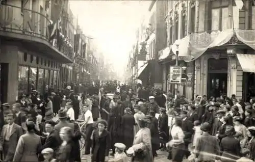 Foto Ak Boulogne sur Mer Pas de Calais, Straßenpartie, Passanten