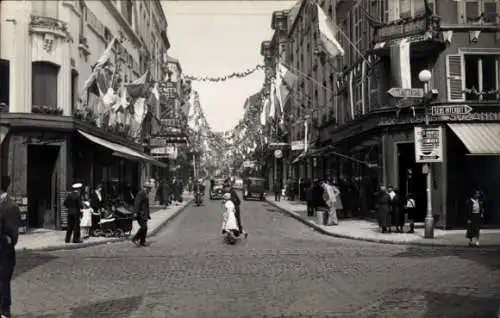 Foto Ak Boulogne sur Mer Pas de Calais, Straßenpartie, Passanten, Geschäfte