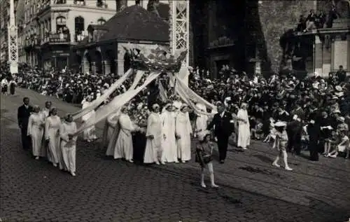 Foto Ak Boulogne sur Mer Pas de Calais, Fest, Marschierende Menschen